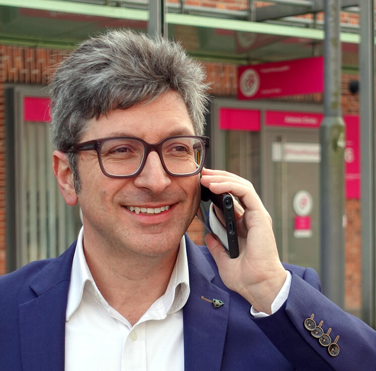 Antonio Divita telefoniert Antonio Divita telefoniert